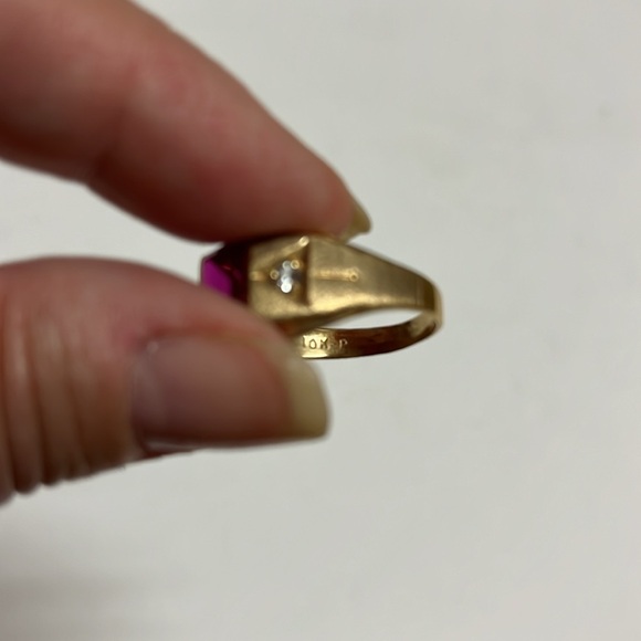 Diamond Arrow Motif Red Stone Half-Bezel Men's Ring - Picture 8 of 9